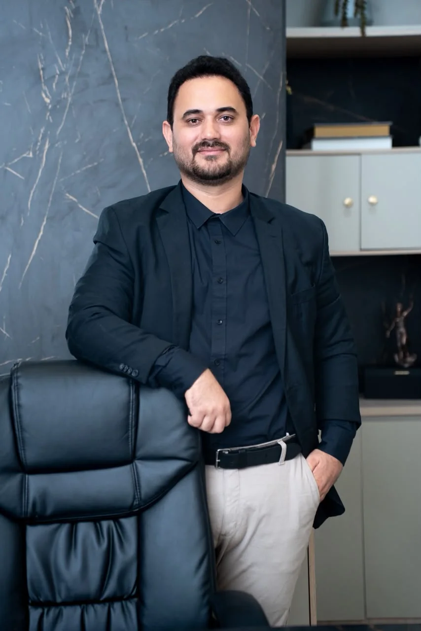 Dr. Thairo Souza em pé no escritório