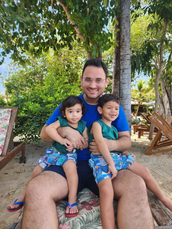 Dr. Thairo Souza com os dois filhos